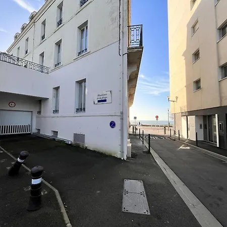 Rdc Avec Terrasse, Piscine Et Parking - Acces Direct Plage Des Sables-d'olonne - Fr-1-197-588