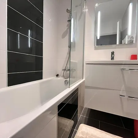 Apartamento Rdc Avec Terrasse, Piscine Et Parking - Acces Direct Plage Des Sables-d'olonne - Fr-1-197-588